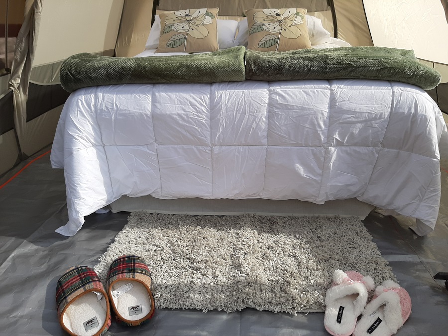 Cama matrimonial en carpa