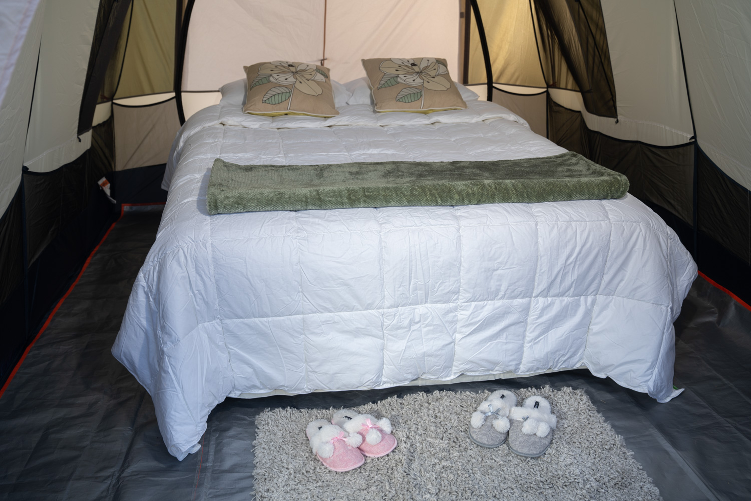 Camas twin en carpa