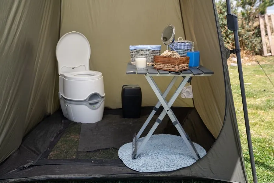 Interior carpa baño